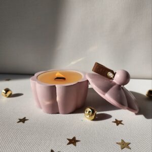 Vela aromática no pote de concreto flor lilás